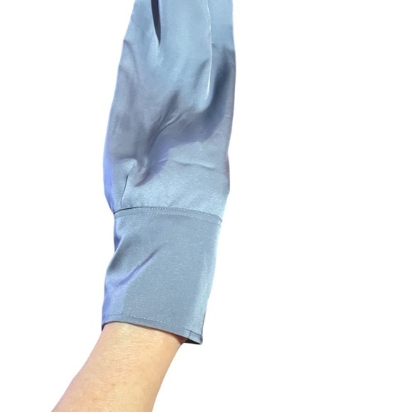 H&M Long Sleeve Polyester V Neck Collared Button up Blouse NWT Size XS - Picture 3 of 9